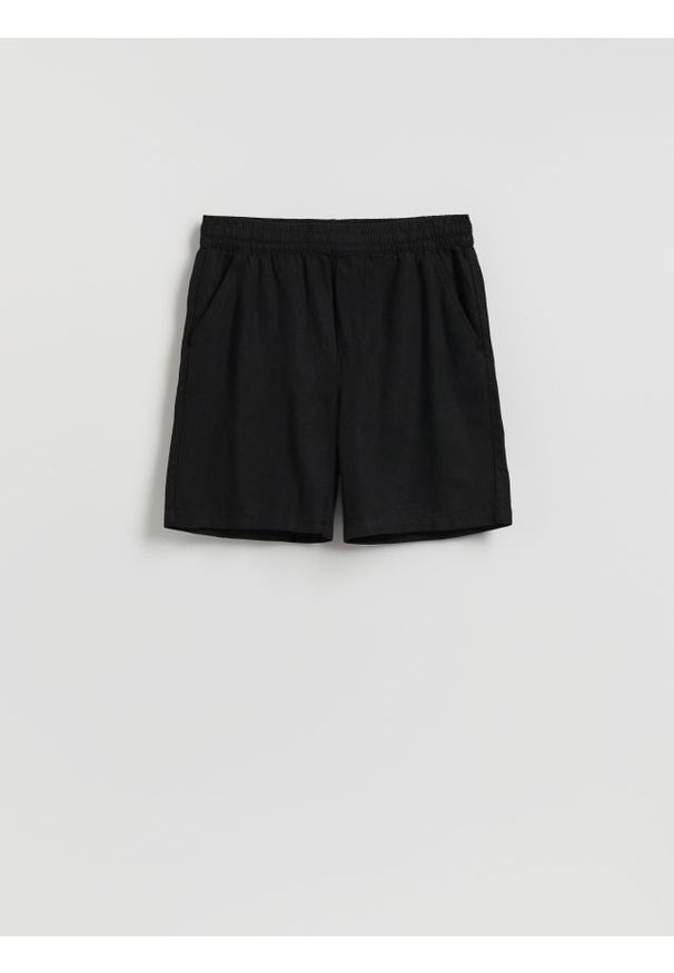 Reserved - Szorty regular z lnem - czarny. Kolor: czarny. Materiał: len