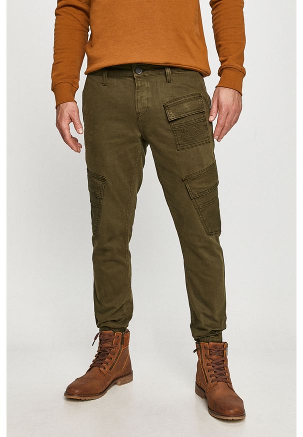Desigual - Spodnie. Kolor: zielony. Materiał: tkanina, bawełna. Wzór: gładki