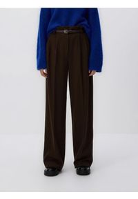Reserved - Spodnie z paskiem - ciemnobrązowy. Kolor: brązowy. Materiał: wiskoza, tkanina