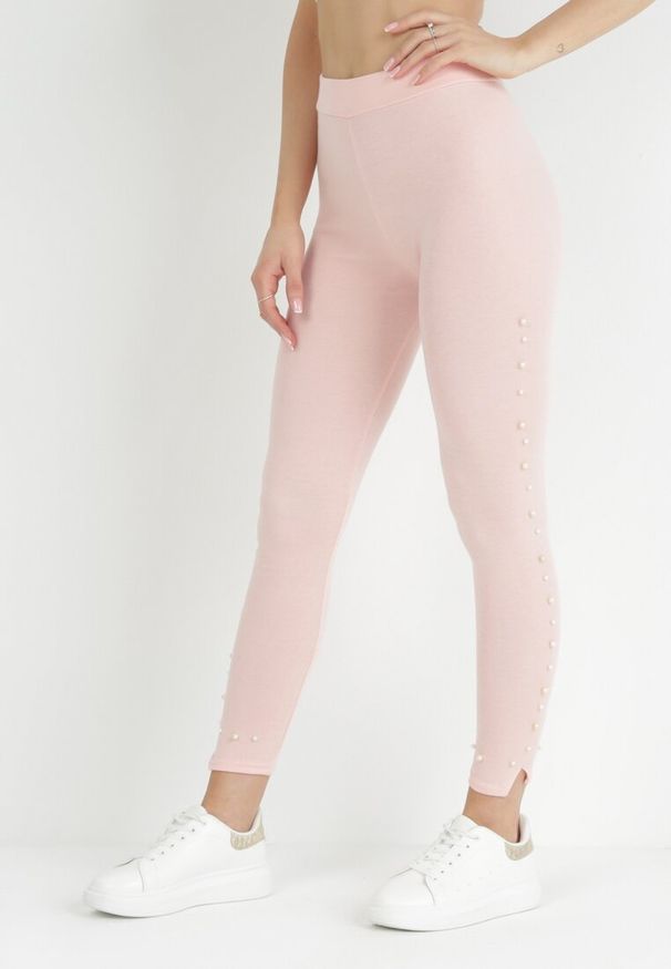 Born2be - Różowe Legginsy z Gumką w Pasie i Perełkami na Nogawkach Bomni. Kolor: różowy. Długość: długie. Wzór: aplikacja. Styl: sportowy