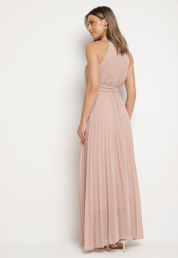 Born2be - Ciemnoróżowa Plisowana Sukienka Maxi z Gumką w Pasie i Rozkloszowanym Dołem Tehe. Kolor: różowy. Materiał: materiał, tkanina. Długość: maxi