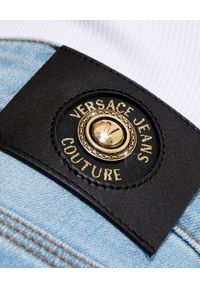 Versace Jeans Couture - VERSACE JEANS COUTURE - Jeansowe spodnie z prostymi nogawkami. Kolor: niebieski. Wzór: aplikacja