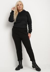 Born2be - Czarne Spodnie Dresowe z Bawełną z Kieszeniami i Gumką w Talii Ocieplane Futerkiem Poleeti. Okazja: na co dzień. Kolekcja: plus size. Kolor: czarny. Materiał: bawełna, futro, dresówka. Wzór: aplikacja. Styl: casual, elegancki #6