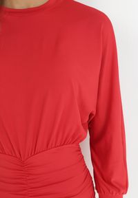 Born2be - Czerwona Sukienka Sihn. Okazja: na co dzień. Kolor: czerwony. Materiał: wiskoza. Typ sukienki: dopasowane, proste. Styl: casual, klasyczny #2