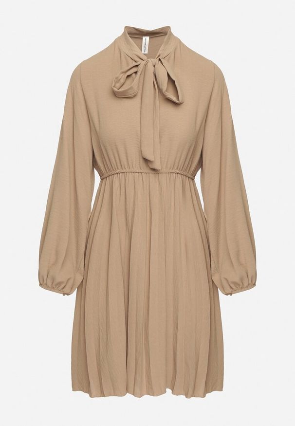 Born2be - Ciemnobeżowa Plisowana Sukienka z Ozdobnym Wiązaniem i Gumką w Talii Melondria. Okazja: na spotkanie biznesowe, na imprezę. Kolor: beżowy. Długość rękawa: długi rękaw. Sezon: lato. Styl: biznesowy