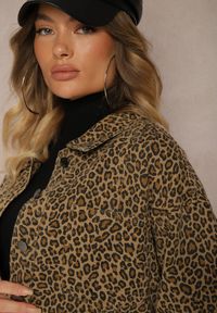 Renee - Brązowa Jeansowa Kurtka Koszulowa w Panterkowy Print Cesida. Okazja: na co dzień. Typ kołnierza: kołnierz z falbankami. Kolor: brązowy. Materiał: jeans. Długość rękawa: długi rękaw. Długość: długie. Wzór: nadruk. Styl: casual, elegancki, wizytowy #4