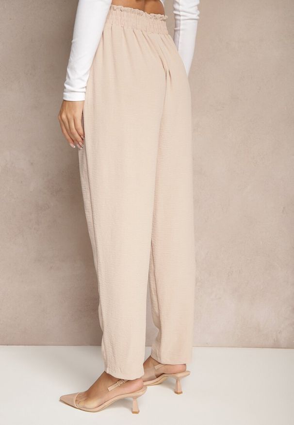 Renee - Beżowe Spodnie High Waist Ozdobione Wiązanym Paskiem Araleira. Okazja: na spacer, na co dzień. Stan: podwyższony. Kolor: beżowy. Materiał: jedwab. Długość: długie. Wzór: aplikacja. Sezon: wiosna. Styl: casual