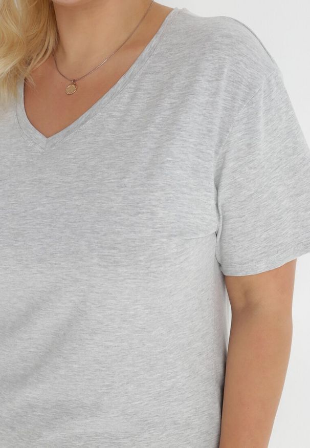 Born2be - Jasnoszary T-shirt Genilin. Okazja: na co dzień. Typ kołnierza: dekolt w serek, dekolt w kształcie V. Kolekcja: plus size. Kolor: szary. Długość: krótkie. Wzór: gładki. Materiał: dzianina, jeans. Długość rękawa: krótki rękaw. Styl: casual, klasyczny, wizytowy