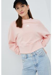 New Balance bluza bawełniana WT21554PIE damska kolor różowy gładka WT21554PIE-PIE. Kolor: różowy. Materiał: bawełna. Długość rękawa: raglanowy rękaw. Wzór: gładki #3