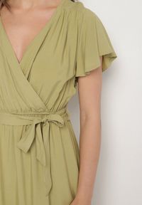 Born2be - Zielona Wiskozowa Sukienka z Kopertowym Dekoltem i Paskiem Aurenelle. Okazja: na co dzień. Typ kołnierza: dekolt kopertowy. Kolor: zielony. Materiał: wiskoza. Długość rękawa: krótki rękaw. Sezon: wiosna, lato. Typ sukienki: kopertowe. Styl: casual #4