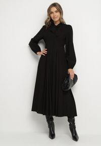 Born2be - Czarna Wiskozowa Plisowana Sukienka z Wiązaniem Asorrise. Okazja: na co dzień. Kolor: czarny. Materiał: wiskoza. Styl: casual, elegancki #3