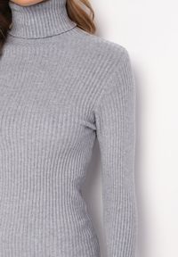 Born2be - Szara Dopasowana Sukienka Mini z Prążkowanej Dzianiny i Golfem Helmine. Typ kołnierza: golf. Kolor: szary. Materiał: dzianina, prążkowany. Długość rękawa: długi rękaw. Długość: mini #2