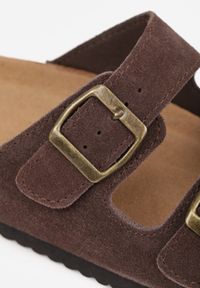 Born2be - Brązowe Klasyczne Klapki z Zamszu Naturalnego z Paskami z Klamrami z Regulacją Realie. Okazja: na co dzień. Kolor: brązowy. Materiał: zamsz. Wzór: paski. Styl: klasyczny #4