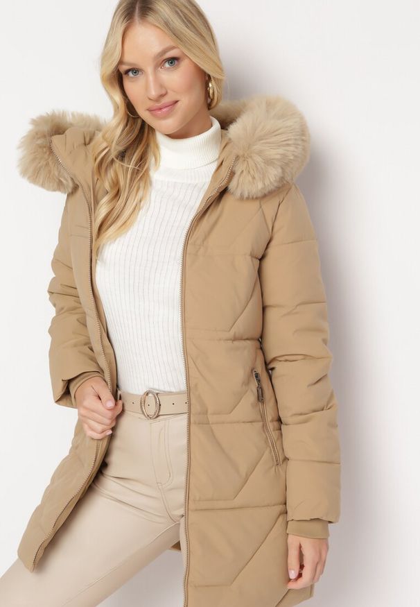 Born2be - Ciemnobeżowa Kurtka w Geometryczne Pikowanie z Kapturem i Futerkiem Bellinae. Typ kołnierza: kaptur. Kolor: beżowy. Materiał: futro. Wzór: geometria