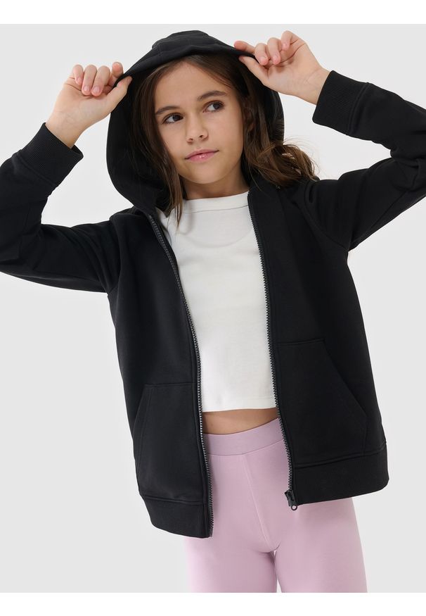 4f - 4F Bluza dresowa rozpinana z kapturem dziewczęca - czarna 140 (9-10 lat). Okazja: na co dzień. Typ kołnierza: kaptur. Kolor: czarny. Materiał: dresówka. Wzór: gładki, ze splotem. Sezon: lato. Styl: casual, sportowy