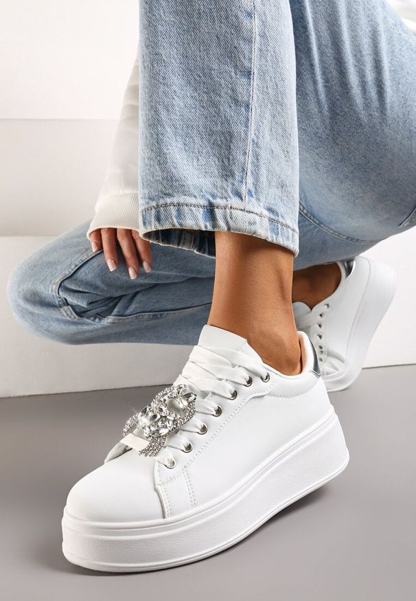 Born2be - Biało-Srebrne Sneakersy na Platformie z Odpinanymi Zawieszkami Przy Sznurówkach Harhi. Zapięcie: sznurówki. Kolor: biały. Materiał: bawełna, jeans. Obcas: na platformie