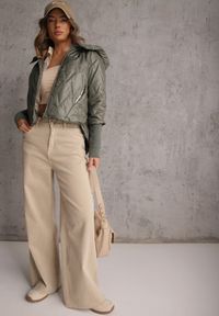 Renee - Zielona Pikowana Kurtka z Kapturem z Materiałem na Rękawach Grigoria. Okazja: na co dzień. Typ kołnierza: kaptur. Kolor: zielony. Materiał: materiał. Długość rękawa: długi rękaw. Styl: casual, elegancki #5