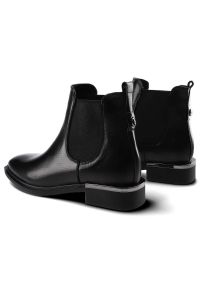 Czarne Botki Carinii Damskie Modne Obuwie Jesienne. Okazja: na randkę. Kolor: czarny. Szerokość cholewki: normalna. Wzór: aplikacja. Materiał: guma, skóra. Sezon: jesień. Obcas: na obcasie. Styl: elegancki. Wysokość obcasa: niski #8