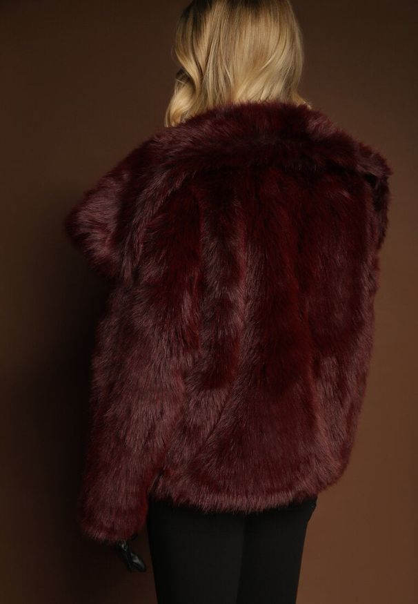 Renee - Bordowa Kurtka Futro z Długim Włosiem Zelita. Okazja: na co dzień, na imprezę. Kolor: czerwony. Materiał: futro. Długość: długie. Styl: casual, elegancki