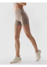 4f - 4F Legginsy krótkie treningowe z materiału z recyklingu damskie - beżowe XXL. Stan: podwyższony. Kolor: beżowy. Materiał: materiał. Długość: krótkie. Wzór: ze splotem, gładki, jednolity. Sport: joga i pilates, fitness