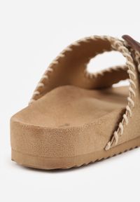 Renee - Beżowe Klapki VICES z Klamrami w Drewnianym Stylu i z Przeszyciami Nerineira. Kolor: brązowy. Sezon: wiosna, lato. Styl: boho, elegancki #3