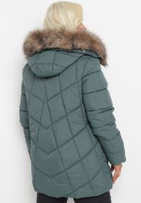 Born2be - Ciemnozielona Pikowana Kurtka z Kapturem i Futerkiem Maselle. Typ kołnierza: kaptur. Kolor: zielony. Materiał: futro. Sezon: jesień, zima #4
