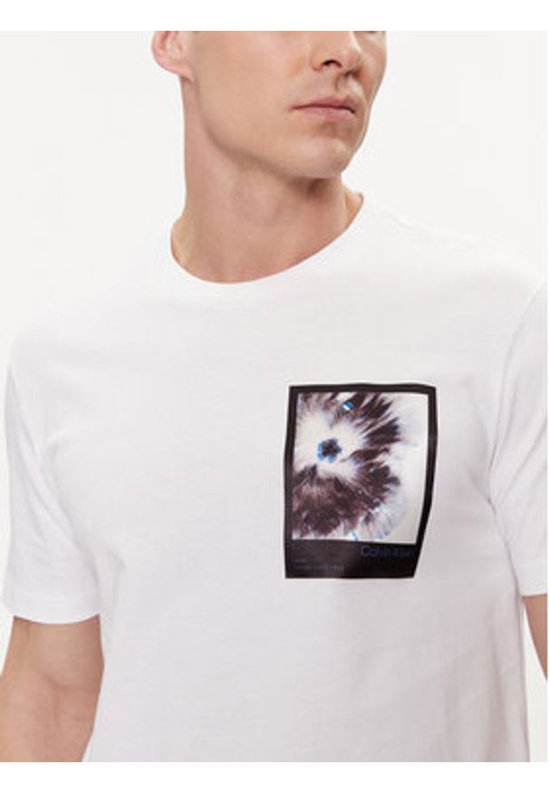 Calvin Klein T-Shirt Framed Flower Graphic K10K112492 Biały Regular Fit. Kolor: biały. Materiał: bawełna