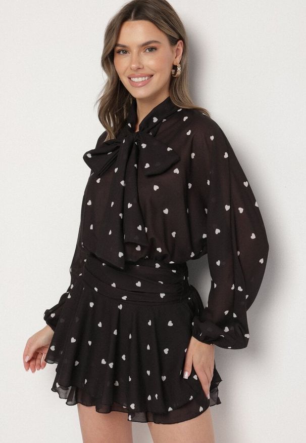 Born2be - Czarna Rozkloszowana Sukienka z Rękawami Typu Nietoperz i Wiązaniem Miriviela. Okazja: na co dzień. Kolor: czarny. Materiał: jeans. Typ sukienki: proste. Styl: casual, klasyczny