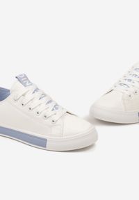 Born2be - Biało-Niebieskie Trampki Elvinda. Nosek buta: okrągły. Kolor: biały. Materiał: materiał. Szerokość cholewki: normalna. Styl: sportowy