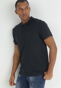 Born2be - Granatowa Koszulka Polo z Krótkim Rękawem Wakeish. Typ kołnierza: polo. Kolor: niebieski. Materiał: tkanina. Długość rękawa: krótki rękaw. Długość: krótkie