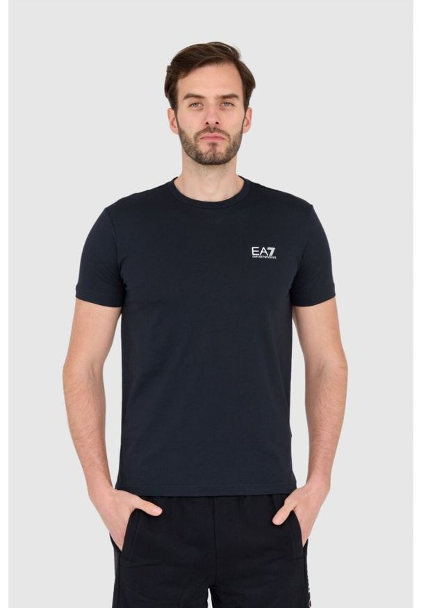 EA7 Emporio Armani - EA7 Granatowy t-shirt męski z małym logo, Rozmiar L. Kolor: niebieski