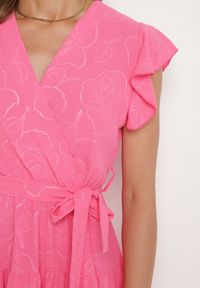 Born2be - Fuksjowa Kopertowa Sukienka Ozdobiona Falbanami i Paskiem Liliessa. Okazja: na co dzień. Typ kołnierza: dekolt w kształcie V. Kolor: różowy. Wzór: aplikacja. Typ sukienki: kopertowe. Styl: elegancki, casual, klasyczny #6