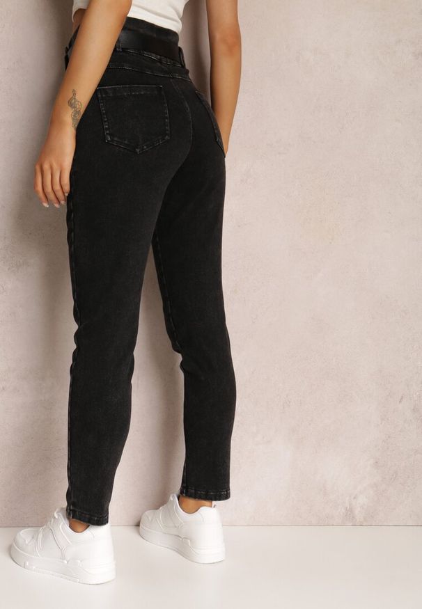 Renee - Czarne Jeansy Mom Fit z Paskiem Astera. Stan: podwyższony. Kolor: czarny. Styl: elegancki