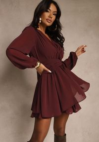 Renee - Bordowa Siateczkowa Sukienka o Rozkloszowanym Kroju z Dekoltem w Serek Zennela. Okazja: na co dzień. Typ kołnierza: dekolt w serek. Kolor: czerwony. Materiał: jeans, poliester. Typ sukienki: rozkloszowane. Styl: casual, elegancki #1