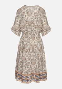 Born2be - Ciemnobeżowa Sukienka z Wiskozy w Ornamentalny Wzór z Szeroką Gumką w Pasie Tanissla. Okazja: na co dzień, na randkę, do pracy, na spotkanie biznesowe. Typ kołnierza: dekolt w kształcie V. Kolor: beżowy. Materiał: wiskoza. Długość rękawa: krótki rękaw. Sezon: wiosna, lato. Styl: biznesowy, klasyczny, casual, elegancki #3