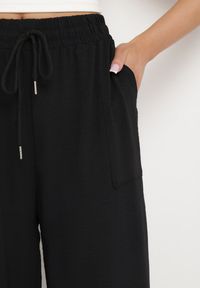 Born2be - Czarne Spodnie z Prostą Nogawką i Kieszeniami oraz Sznurkiem w Talii Qulai. Okazja: na co dzień. Kolor: czarny. Styl: klasyczny, casual #5