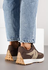 Born2be - Brązowe Sneakersy z Geometrycznym Wzorem Rilestra. Okazja: na co dzień, na spacer. Kolor: brązowy. Materiał: jeans. Wzór: geometria. Sport: turystyka piesza