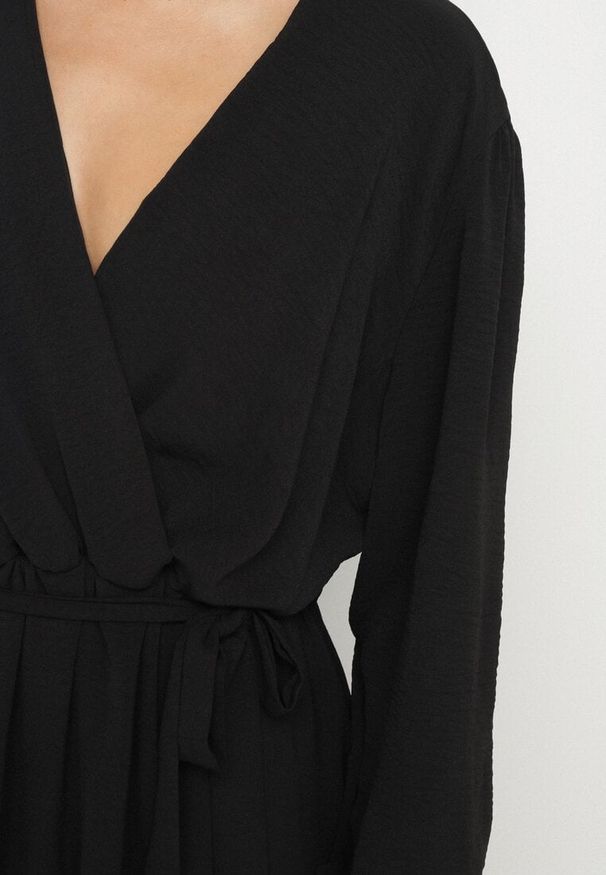 Born2be - Czarna Kopertowa Asymetryczna Sukienka Koktajlowa z Wiskozą Ozdobiona Paskiem Lanoresa. Okazja: na imprezę. Kolor: czarny. Materiał: wiskoza. Wzór: aplikacja. Typ sukienki: asymetryczne, kopertowe. Styl: wizytowy
