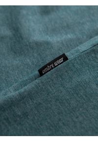 Ombre Clothing - Męski t-shirt henley z ozdobnymi ściągaczami - ciemnozielony V2. Okazja: na co dzień. Typ kołnierza: typu henley. Kolor: zielony. Materiał: wiskoza, żakard, poliester, materiał, jedwab, elastan. Wzór: kolorowy, aplikacja, paski. Styl: klasyczny, casual #3