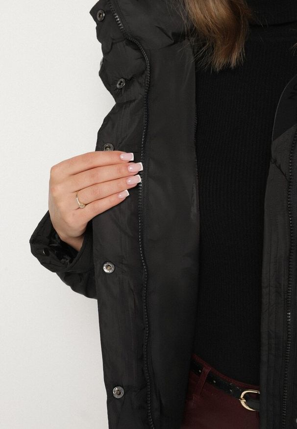 Born2be - Czarna Kurtka Puffer o Fasonie Oversize z Kapturem i Naszywką Azirva. Okazja: na co dzień. Typ kołnierza: kaptur. Kolor: czarny. Materiał: dzianina. Wzór: aplikacja. Styl: casual, sportowy