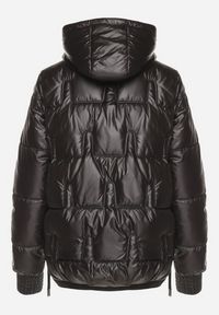 Born2be - Czarna Pikowana Kurtka z Odpinanym Kapturem Wydłużonym Tyłem i Ściągaczami Zinonia. Okazja: na co dzień. Kolor: czarny. Materiał: wełna, skóra, jeans. Sezon: zima, jesień. Styl: casual, elegancki #3