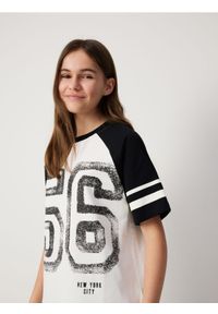 Reserved - Bawełniany t-shirt z nadrukiem - złamana biel. Materiał: bawełna. Wzór: nadruk #1