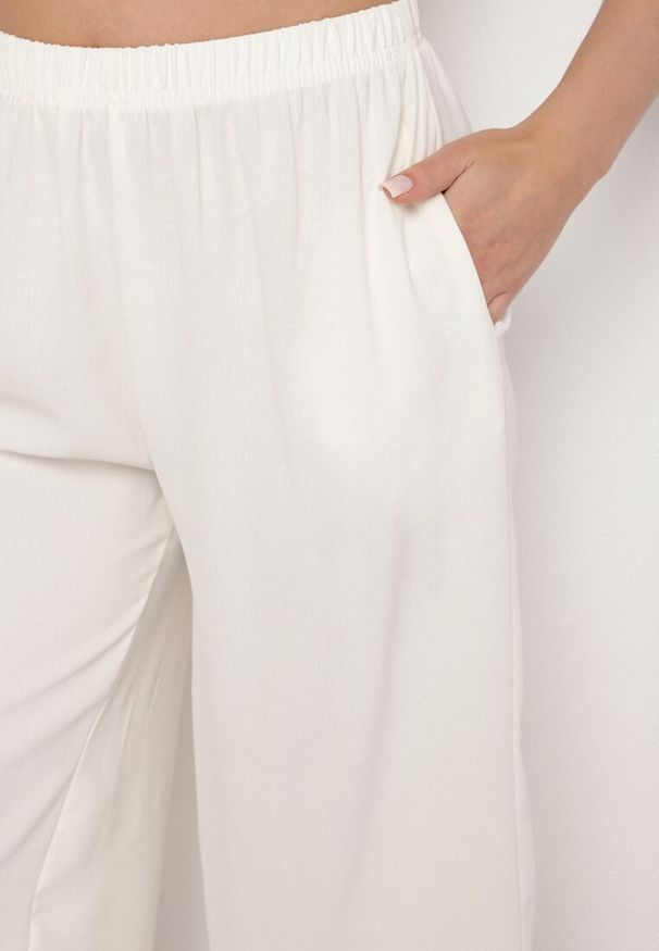 Born2be - Jasnobeżowe Szerokie Spodnie z Gumką w Pasie 3/4 z Kieszonkami Efronessa. Okazja: na spotkanie biznesowe, na co dzień. Kolor: beżowy. Styl: biznesowy, klasyczny, casual