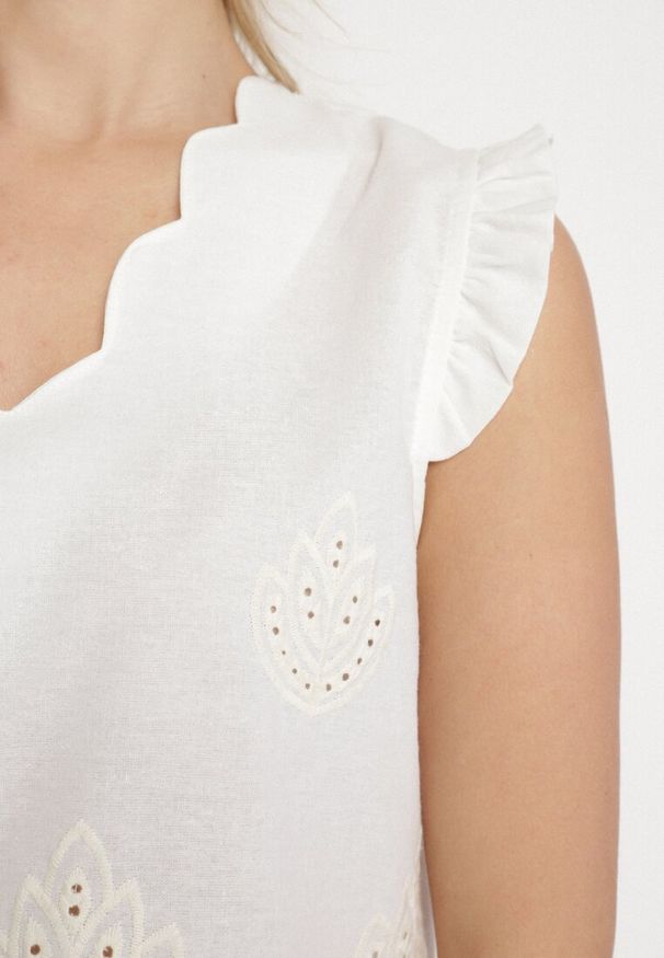 Born2be - Biała Ażurowa Bluzka z Bawełny z Falbankami Tatiriana. Okazja: na co dzień. Typ kołnierza: kołnierz z falbankami. Kolor: biały. Materiał: bawełna. Wzór: ażurowy. Styl: casual, elegancki