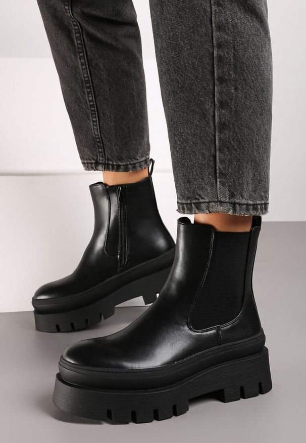 Renee - Czarne Casualowe Botki Typu Sztyblety na Tłoczonej Platformie Riadira. Okazja: na co dzień. Kolor: czarny. Materiał: jeans. Obcas: na platformie. Styl: casual