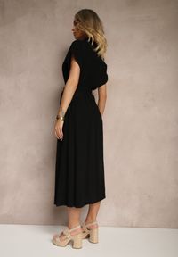 Renee - Czarna Bawełniana Sukienka Koszulowa z Wiązanym Paskiem i Krótkim Rękawem Elannoria. Okazja: na co dzień, na spacer. Typ kołnierza: dekolt w serek, kołnierzyk klasyczny. Kolor: czarny. Materiał: bawełna. Długość rękawa: krótki rękaw. Typ sukienki: koszulowe. Styl: casual, klasyczny, elegancki #4