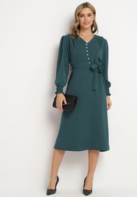 Born2be - Zielona Rozkloszowana Sukienka z Ozdobnymi Guzikami i Wiązanym Paskiem Annorael. Okazja: na spotkanie biznesowe, na spacer. Typ kołnierza: dekolt w kształcie V. Kolor: zielony. Długość rękawa: długi rękaw. Styl: biznesowy, klasyczny, elegancki #4