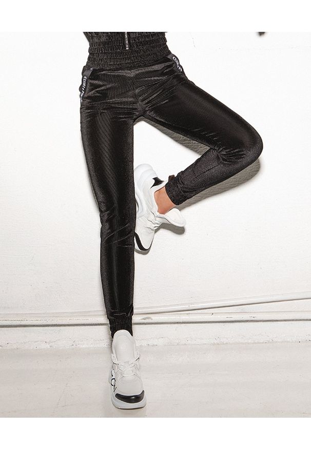 CUORI e PICCHE - Czarne aksamitne spodnie dresowe Mito Low. Stan: podwyższony. Kolor: czarny. Materiał: dresówka