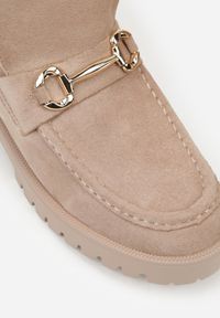 Renee - Ciemnobeżowe Botki w Stylu Loafersów Zdobione Metaliczną Aplikacją Aqianey. Kolor: beżowy. Materiał: jeans. Wzór: aplikacja. Styl: klasyczny #8