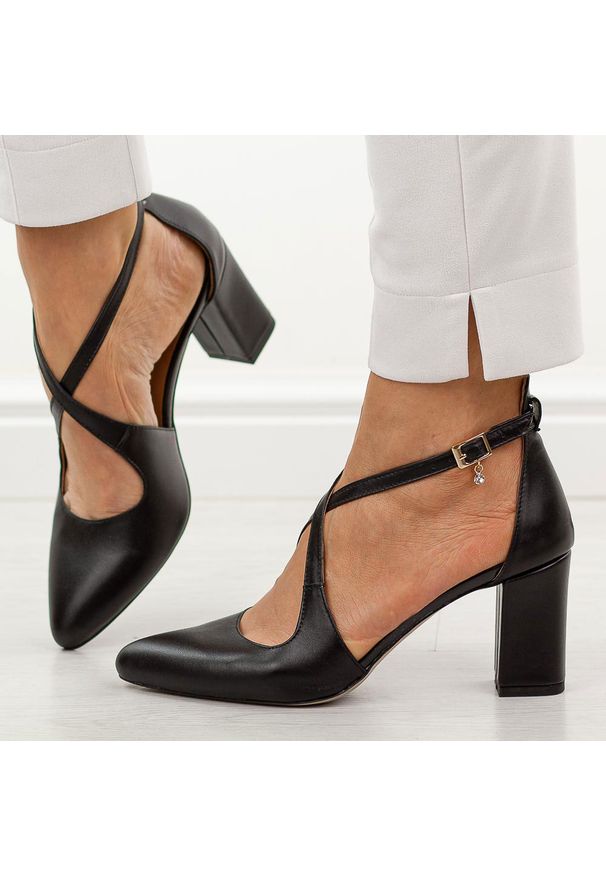 Czarne lico skórzane czółenka damskie na słupku Prestige 2045/obl. Okazja: na spotkanie biznesowe. Zapięcie: sprzączka. Kolor: czarny. Materiał: skóra. Szerokość cholewki: normalna. Sezon: wiosna, jesień, lato. Styl: biznesowy, elegancki, klasyczny, wizytowy